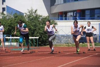 Среди спортсменов вуза состоялись соревнования по легкой атлетике, посвященные Дню России