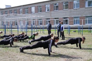 Первокурсники успешно преодолели испытания на право ношения оранжевого берета