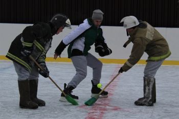 Курсанты провели новогодний турнир по метлохоккею 