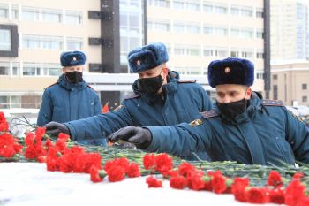 Личный состав вуза возложил цветы в память о россиянах, исполнявших служебный долг за пределами Отечества