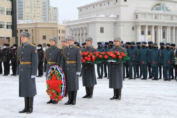 Личный состав вуза возложил цветы в память о россиянах, исполнявших служебный долг за пределами Отечества