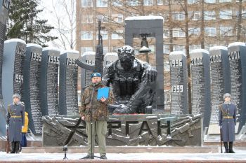 Личный состав вуза возложил цветы в память о россиянах, исполнявших служебный долг за пределами Отечества