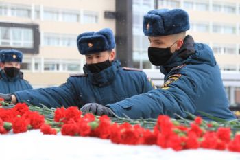 Личный состав вуза возложил цветы в память о россиянах, исполнявших служебный долг за пределами Отечества