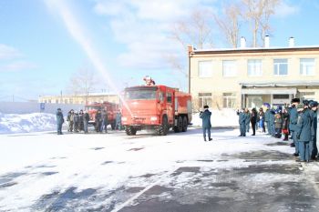  Курсантам института продемонстрировали возможности пожарного аэродромного автомобиля, разработанного ООО «Приоритет»