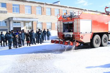  Курсантам института продемонстрировали возможности пожарного аэродромного автомобиля, разработанного ООО «Приоритет»