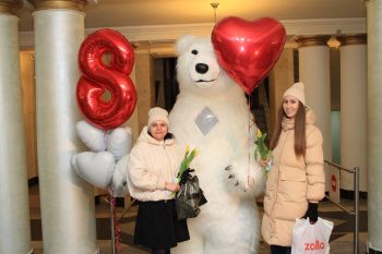 Девушек поздравили с наступающим Международным женским днем