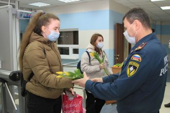 Девушек поздравили с наступающим Международным женским днем