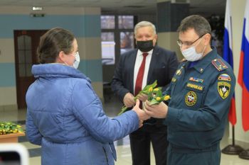 Девушек поздравили с наступающим Международным женским днем