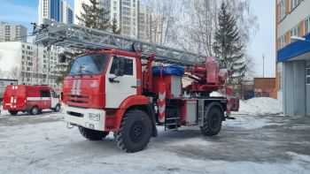 Представители вуза приняли участие в приемке новой пожарной техники