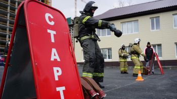 В праздничный день курсанты и студенты проверяли силу и выносливость, участвуя в соревнованиях