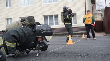 В праздничный день курсанты и студенты проверяли силу и выносливость, участвуя в соревнованиях