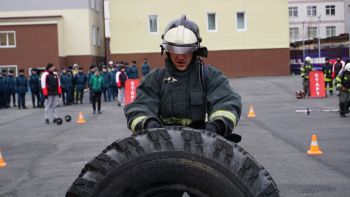 В праздничный день курсанты и студенты проверяли силу и выносливость, участвуя в соревнованиях