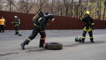 В праздничный день курсанты и студенты проверяли силу и выносливость, участвуя в соревнованиях