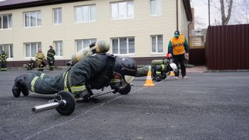 В праздничный день курсанты и студенты проверяли силу и выносливость, участвуя в соревнованиях