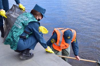 Молодёжная организация вуза приняла участие в очистке прибрежной территории городского пруда