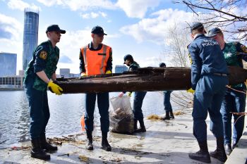 Молодёжная организация вуза приняла участие в очистке прибрежной территории городского пруда