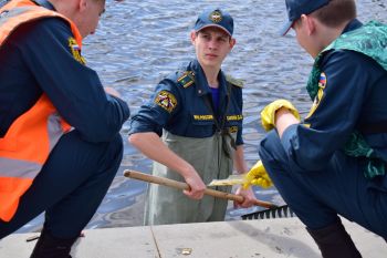 Молодёжная организация вуза приняла участие в очистке прибрежной территории городского пруда