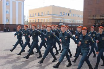 Курсанты и студенты вуза показали навыки строевой выучки и мастерство исполнения песни