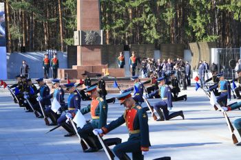 Дань уважения: начальник института Александр Тарарыкин принял участие в церемонии возложения цветов