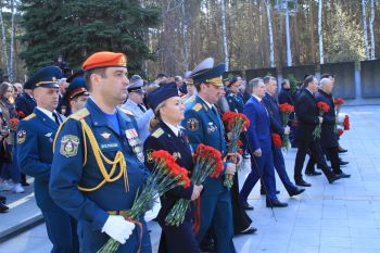 Дань уважения: начальник института Александр Тарарыкин принял участие в церемонии возложения цветов