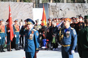 Дань уважения: начальник института Александр Тарарыкин принял участие в церемонии возложения цветов