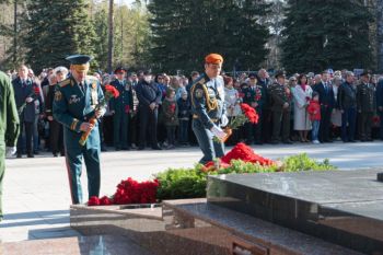 Дань уважения: начальник института Александр Тарарыкин принял участие в церемонии возложения цветов