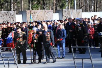 Дань уважения: начальник института Александр Тарарыкин принял участие в церемонии возложения цветов