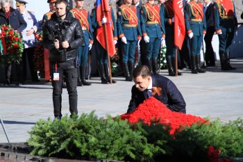 Дань уважения: начальник института Александр Тарарыкин принял участие в церемонии возложения цветов