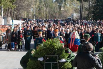 Дань уважения: начальник института Александр Тарарыкин принял участие в церемонии возложения цветов