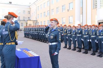 На территории вуза состоялось вручение медалей парадному расчету