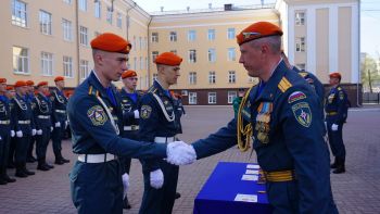 На территории вуза состоялось вручение медалей парадному расчету