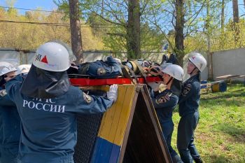 На базе Уральского регионального поисково-спасательного отряда МЧС России прошли практические занятия для первокурсников