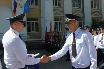 Молодым специалистам вручили погоны лейтенантов