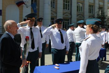 Молодым специалистам вручили погоны лейтенантов