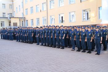 Торжественное построение в честь Дня Государственного флага Российской Федерации