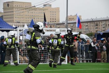 Команда Уральского института заняла первое место в первых открытых соревнованиях по пожарному футболу 