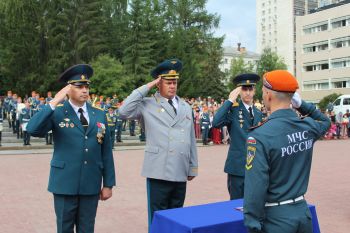 Курсанты Уральского института ГПС МЧС России приняли присягу в присутствии главы МЧС России Александра Куренкова