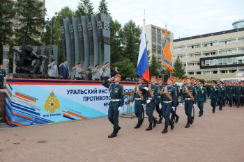 Курсанты Уральского института ГПС МЧС России приняли присягу в присутствии главы МЧС России Александра Куренкова