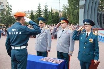 Курсанты Уральского института ГПС МЧС России приняли присягу в присутствии главы МЧС России Александра Куренкова