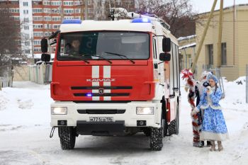 Личный состав вуза поздравил детей из онкодиспансера с наступающим Новым годом