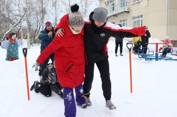 Активисты молодёжных организаций продолжают дарить детям праздник