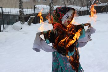 Активисты молодёжных организаций продолжают дарить детям праздник