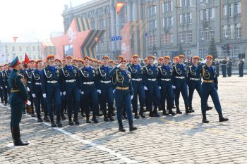 Личный состав вуза принял участие в военном Параде Победе