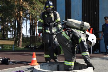 На территории Уральского института ГПС МЧС России прошли соревнования по пожарному триатлону