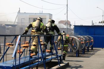 На территории Уральского института ГПС МЧС России прошли соревнования по пожарному триатлону