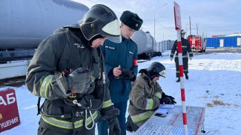 Курсанты вуза отрабатывают действия в экстремальных ситуациях.   