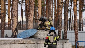 Курсанты вуза отрабатывают действия в экстремальных ситуациях.   