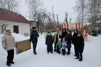 Личный состав вуза принес в центр социальной помощи семье и детям «Гнездышко» новогоднее волшебство