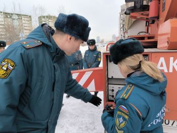  Курсанты и студенты изучили спецтехнику пожарной части города 