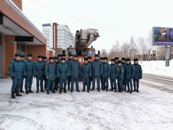  Курсанты и студенты изучили спецтехнику пожарной части города 